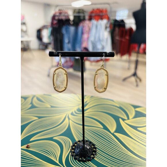 New Kendra Scott Elle Gold Drop Earrings In White Pearl - Picture 1 of 3